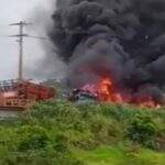 VÍDEO: Caminhões pegam fogo após colisão na BR-158 e ponte fica interditada