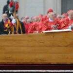 Com detalhe inédito, funeral do Papa Bento XVI é realizado no Vaticano
