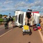 Caminhoneiro sofre grave ferimento em tombamento de carreta na BR-163