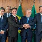 Senadores e deputados entregam decreto de intervenção no DF para Lula