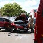 Motorista perde controle da direção de carro que bate em veículos parados e capota