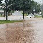 VÍDEO: Córrego transborda e motorista fica ilhado dentro do carro na Avenida Nelly Martins