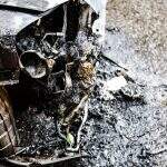Carro pega fogo e fica destruído em Campo Grande