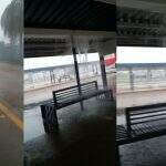 Chuva alaga Terminal Bandeirantes e água invade até área coberta: ‘Não tem pra onde correr’