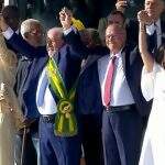 Lula sobe rampa e recebe faixa presidencial de criança, mulher, negro, indígena e idoso