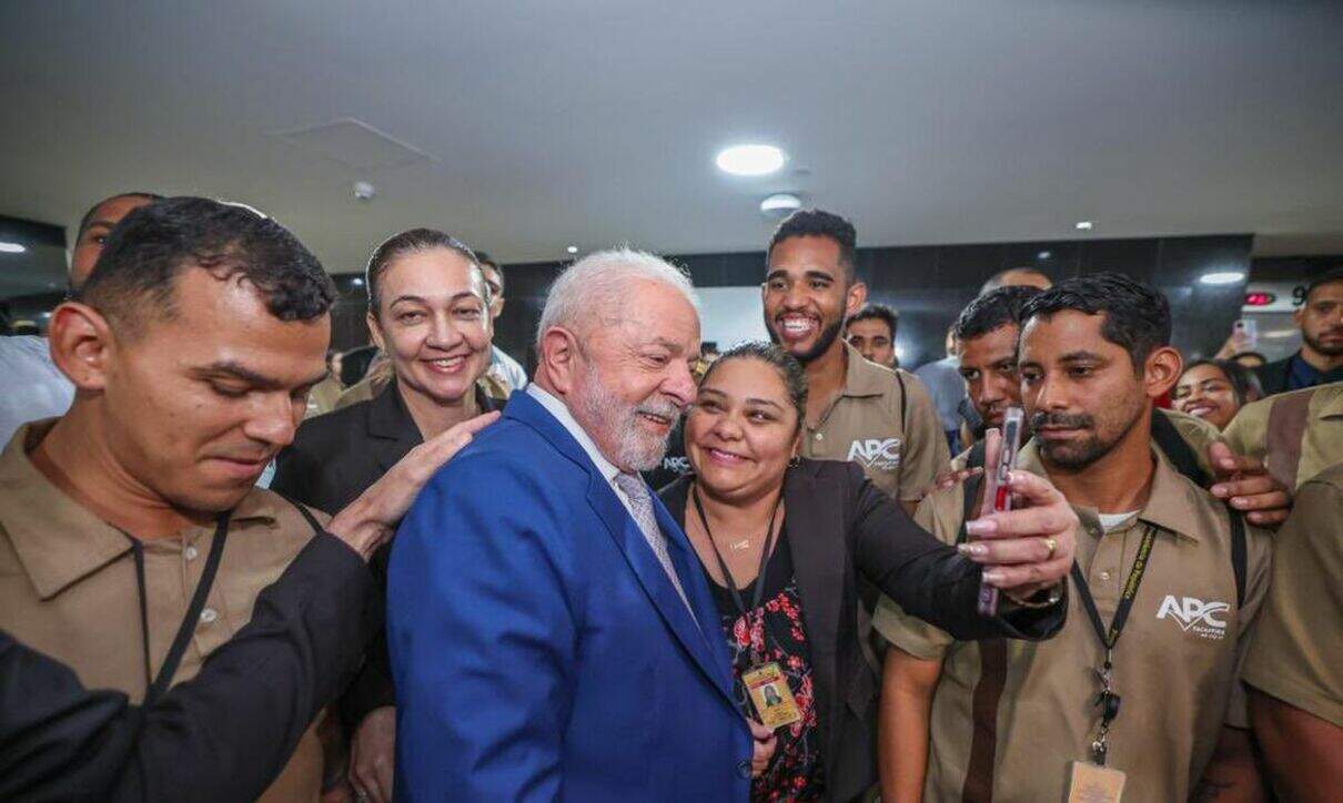 Lula agradece funcionários por limpeza do  Palácio do Planalto