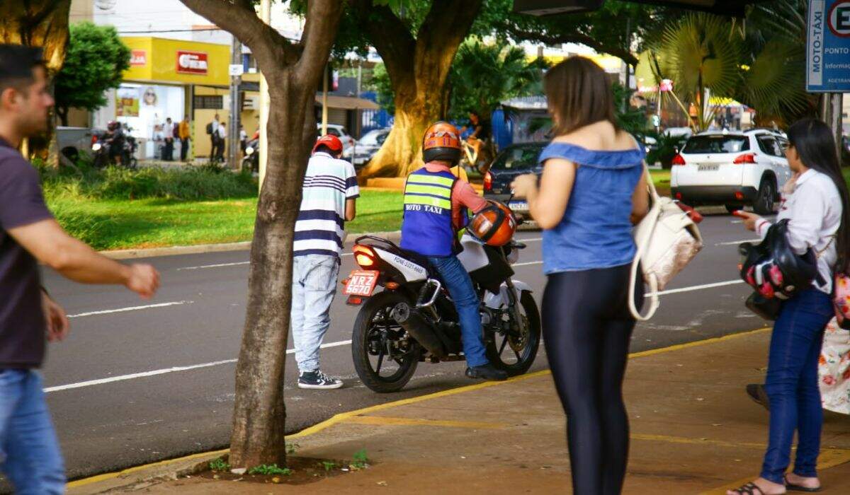 Sem transporte público, moradores fazem fila por mototáxis e preço por corrida em apps disparam