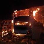 Dupla invade empresa de transportes de MS e coloca fogo em cinco ônibus e caminhonete