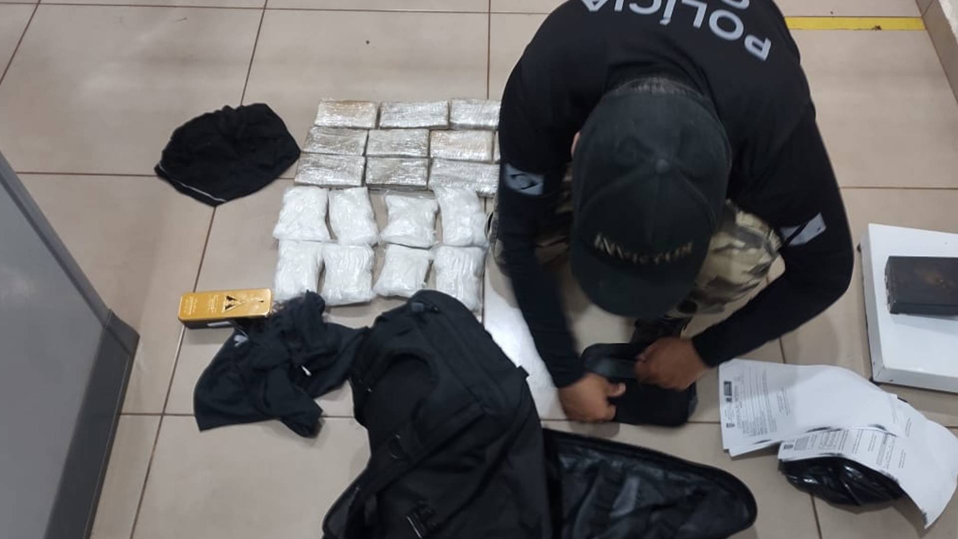 Policiais penais presos carregavam mochila com cocaína e munições para detentos