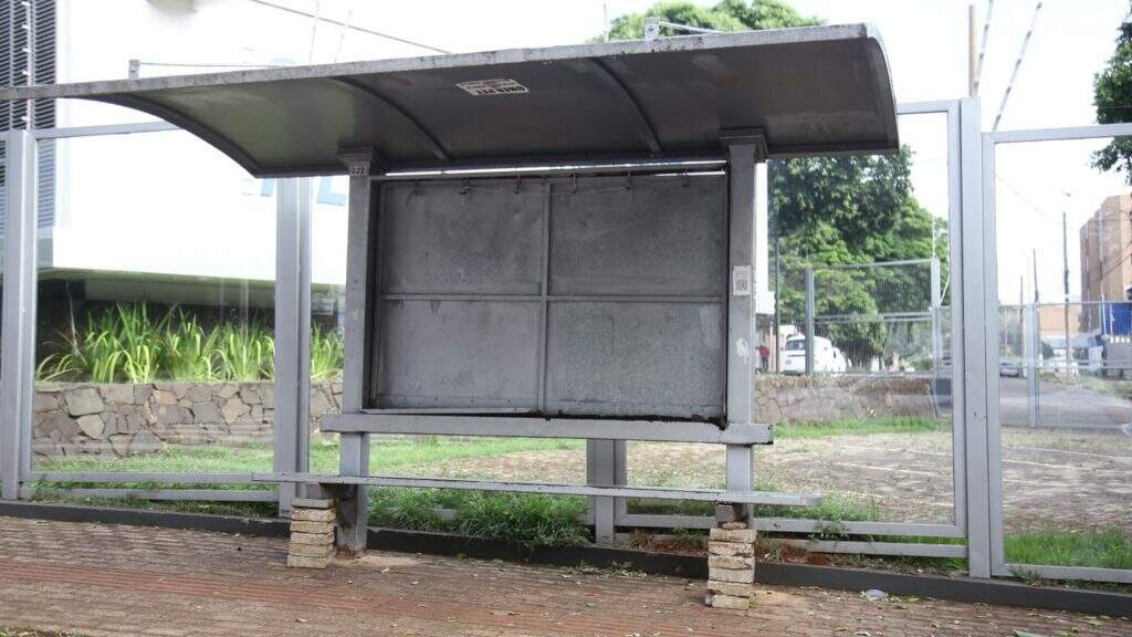 Blocos de tijolo sustentam banco do ponto de ônibus 