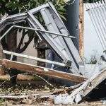 Em surto, homem destrói portão e muro de casa no Tijuca