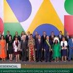 Lula empossa os 37 ministros do governo após receber faixa presidencial