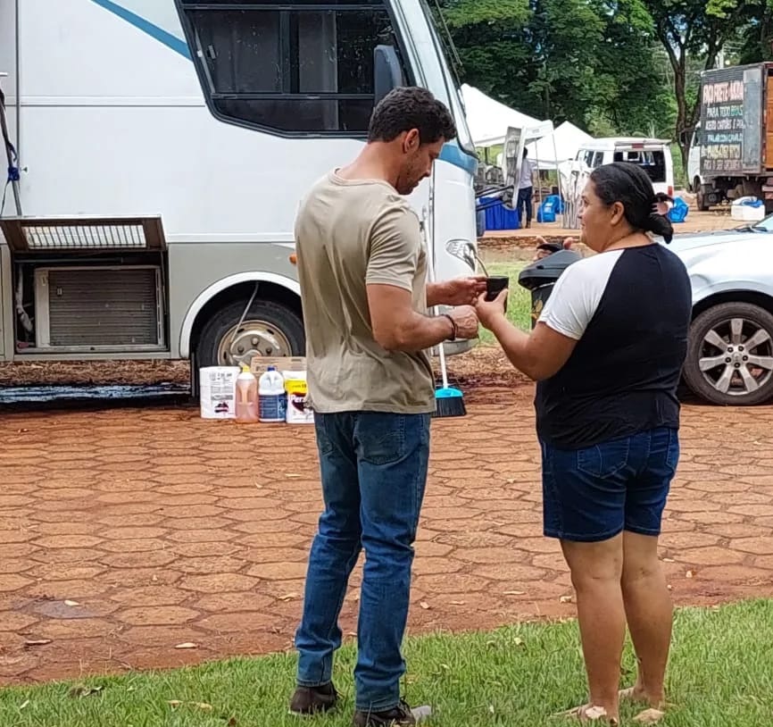 Momento em que ela entregou uma cuiada para Cauã Reymond - (Foto: Arquivo Pessoal) sopa paraguaia