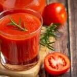 Extrato de tomate caseiro com apenas 3 ingredientes é perfeito para guardar e congelar