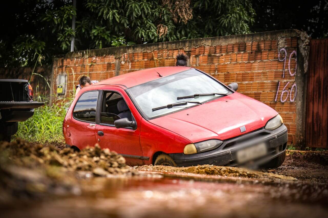VÍDEO: Carro atola no Nova Campo Grande e é retirado do buraco com ajuda de vizinhança