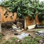 ‘É terrível’: Moradores do Jardim das Meninas reclamam de casa fonte de escorpião, lixo e fezes