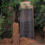 Ponte de ferro não suporta força de chuva e desaba no córrego do Engano