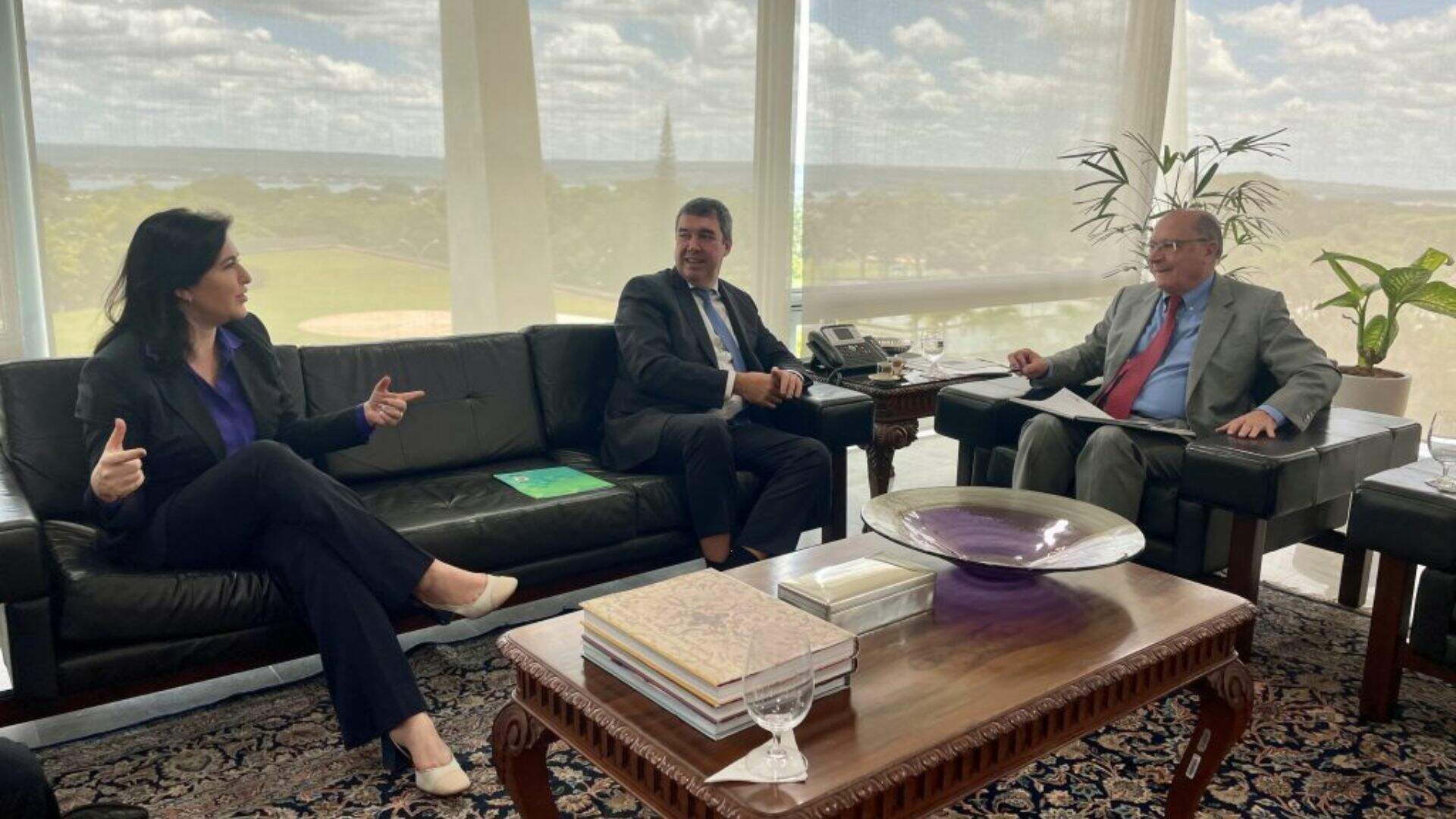 Em reunião com Simone Tebet, governador convida Alckmin e Lula para visita ao MS