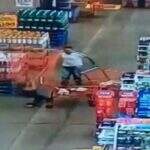 VÍDEO: Homem joga carrinho de supermercado e derruba mulher que estava na fila do caixa