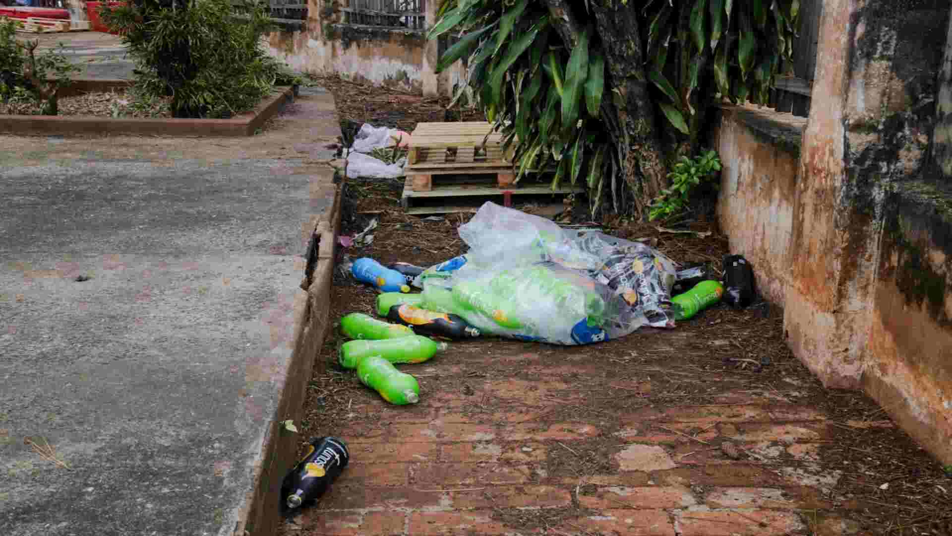 Lixo e quebradeira após 1º Carnaval na Esplanada Ferroviária é reclamação de morador em Campo Grande