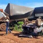 Carro capota e fica destruído após colisão com caminhão-caçamba e carreta