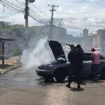 Motor de Audi é destruído por chamas após problema mecânico no meio de rua em Campo Grande