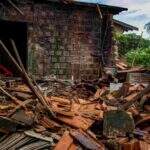 Casa desaba no Nova Campo Grande e idoso é salvo após ficar soterrado