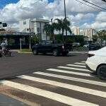 Moto e carro batem em cruzamento e trânsito fica lento na Mato Grosso