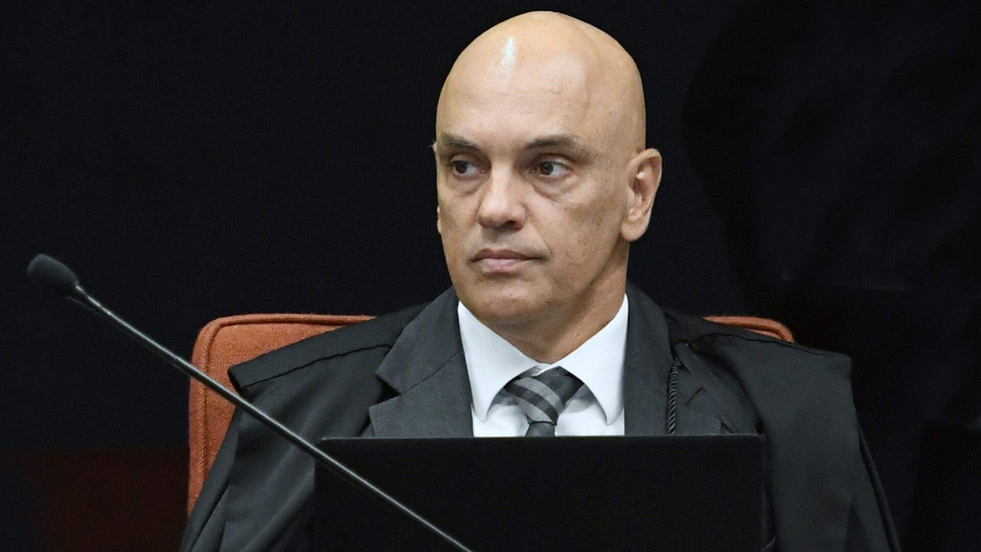 Alexandre de Moraes manda PF apreender passaporte e armas de Bolsonaro
