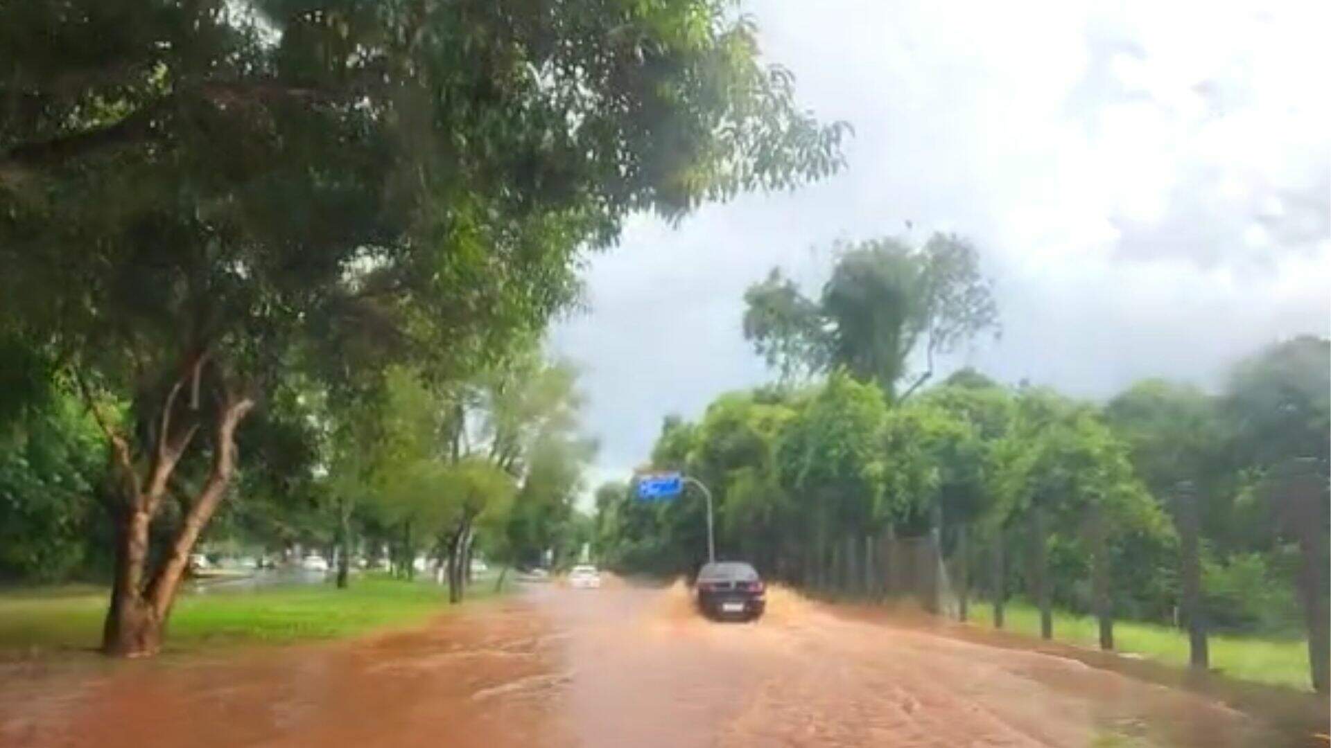 Até avenida no Parque dos Poderes vira rio após chuva em Campo Grande