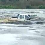 VÍDEO: caminhonete praticamente submersa atravessa trecho no Porto Rolon