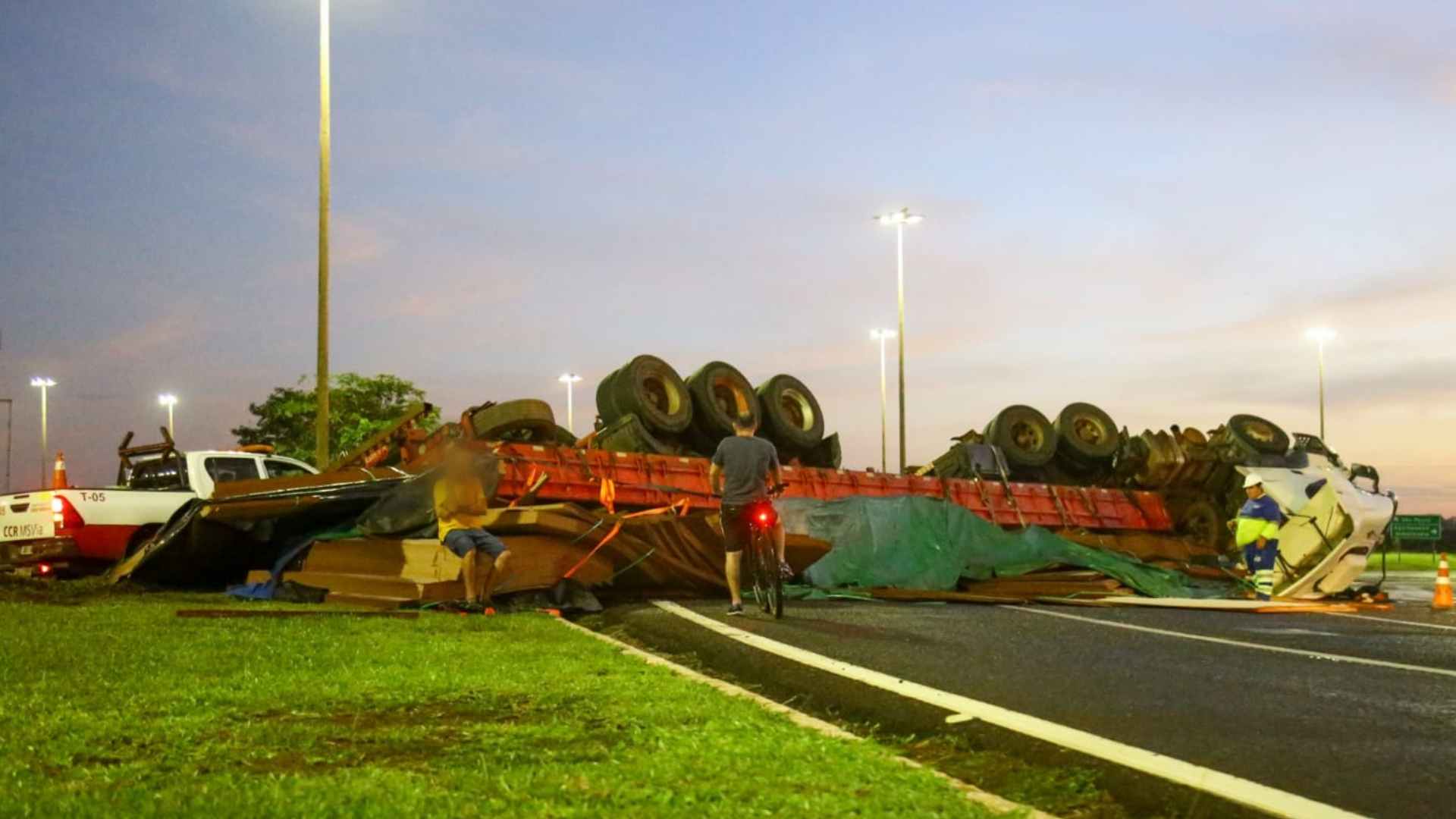 Matelândia: Carreta carregada com chapas de MDF tomba na BR 277 - Guia  Medianeira