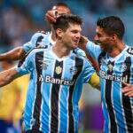 Suárez marca de novo, Grêmio atropela Novo Hamburgo e garante liderança do Gaúcho