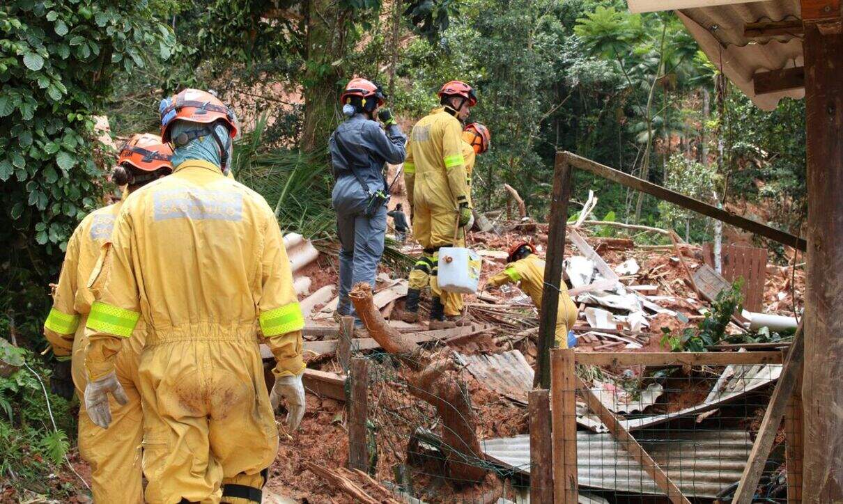 Equipes suspendem buscas em São Sebastião em razão de novas chuvas