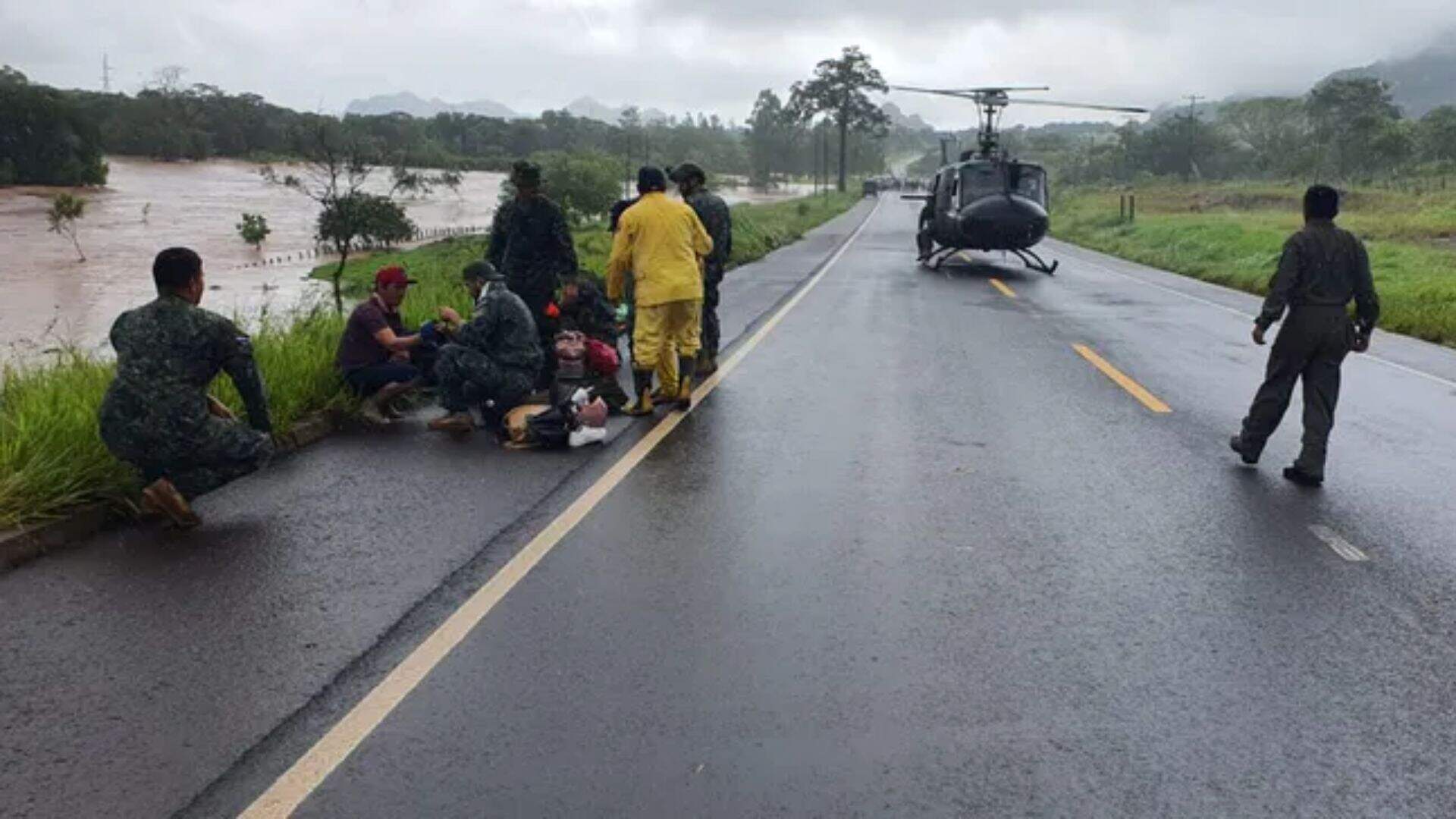 Chuvas no Paraguai provocam inundações e famílias precisam ser resgatadas de helicóptero