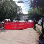 Em protesto por melhorias, professores fecham fronteira entre Bolívia e Corumbá