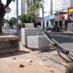 Ônibus atinge traseira de Gol no corredor da Rui Barbosa e ‘lança’ veículo em calçada