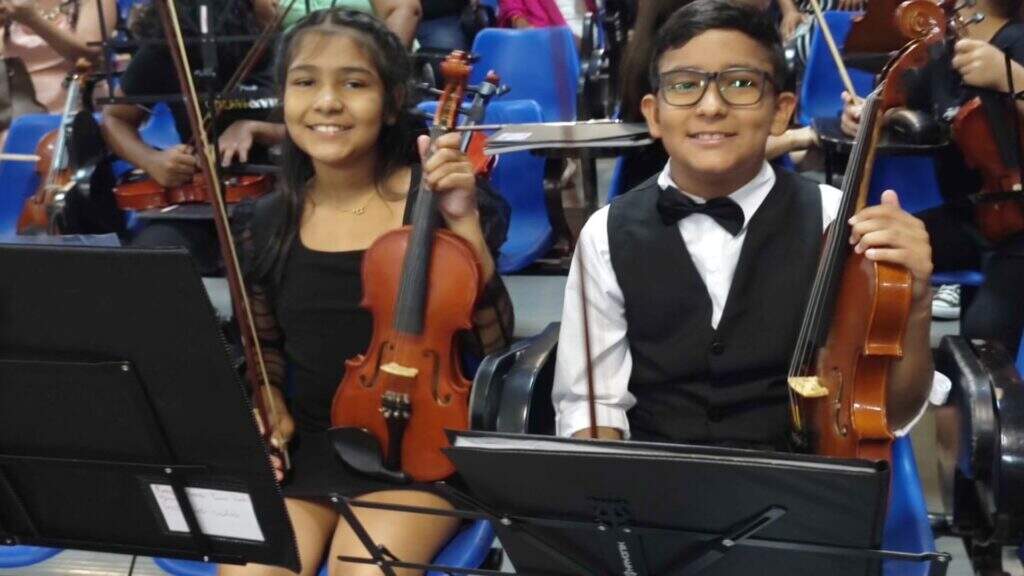 Rebecca com o irmão gêmeo tocando violino. Foto: Arquivo Pessoal
