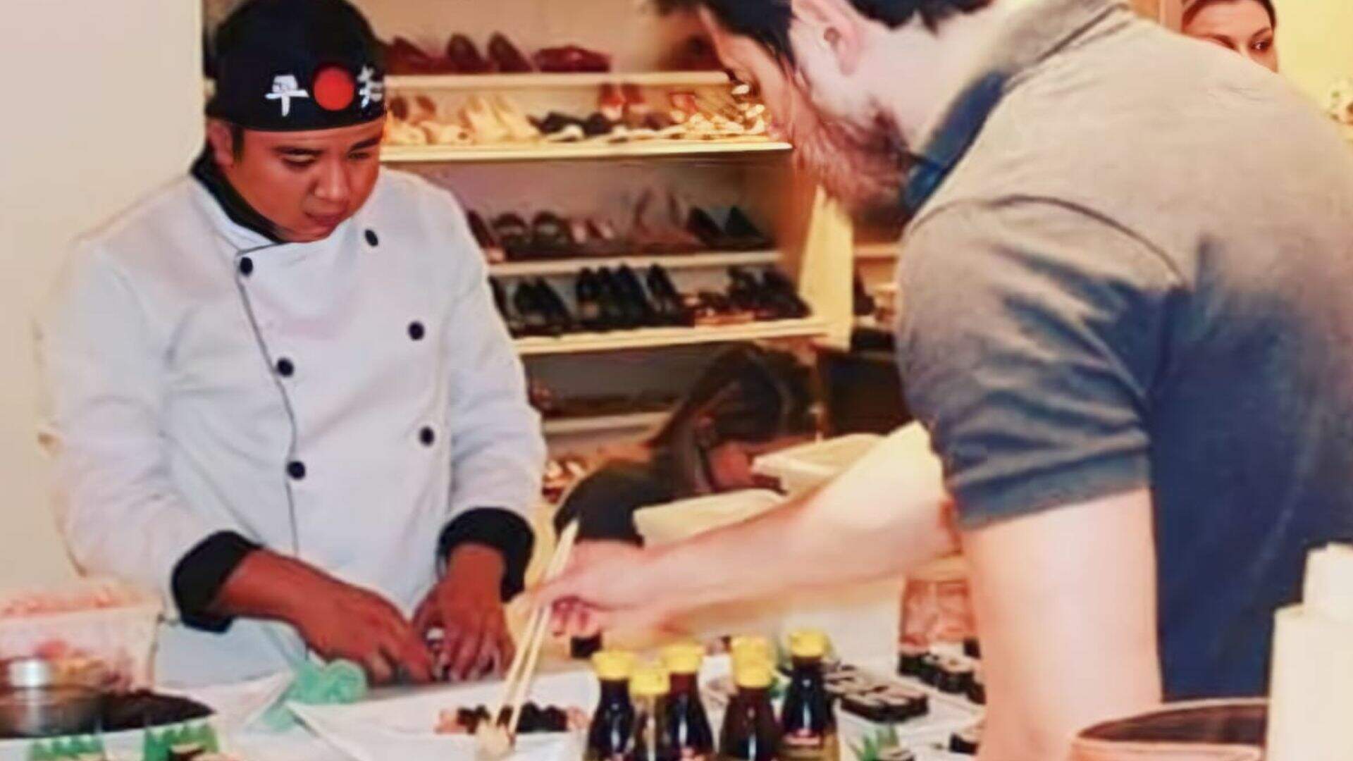Chef sushi atendendo clientes em SP. Foto: Odair José/Arquivo Pessoal