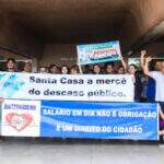 Paralisação continua e funcionários da Santa Casa sem salário votam indicativo de greve