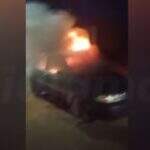 Homem que ateou fogo em carro de mulher após importuná-la é solto em audiência
