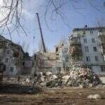 Prédio em cidade da Ucrânia é atingido por míssil russo e três morrem