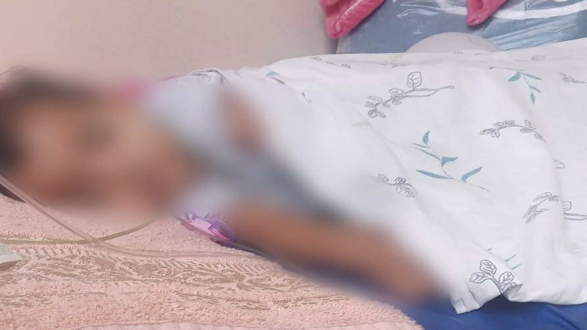 Sem vagas, mãe vive agonia à espera de hospital para filha com pneumonia severa em Campo Grande