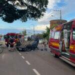 Motorista perde controle, bate em árvore e capota carro na 14 de Julho em Campo Grande