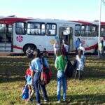 Ônibus lotado quebra em avenida de Campo Grande, atrasa passageiros e alunos vão para escola a pé