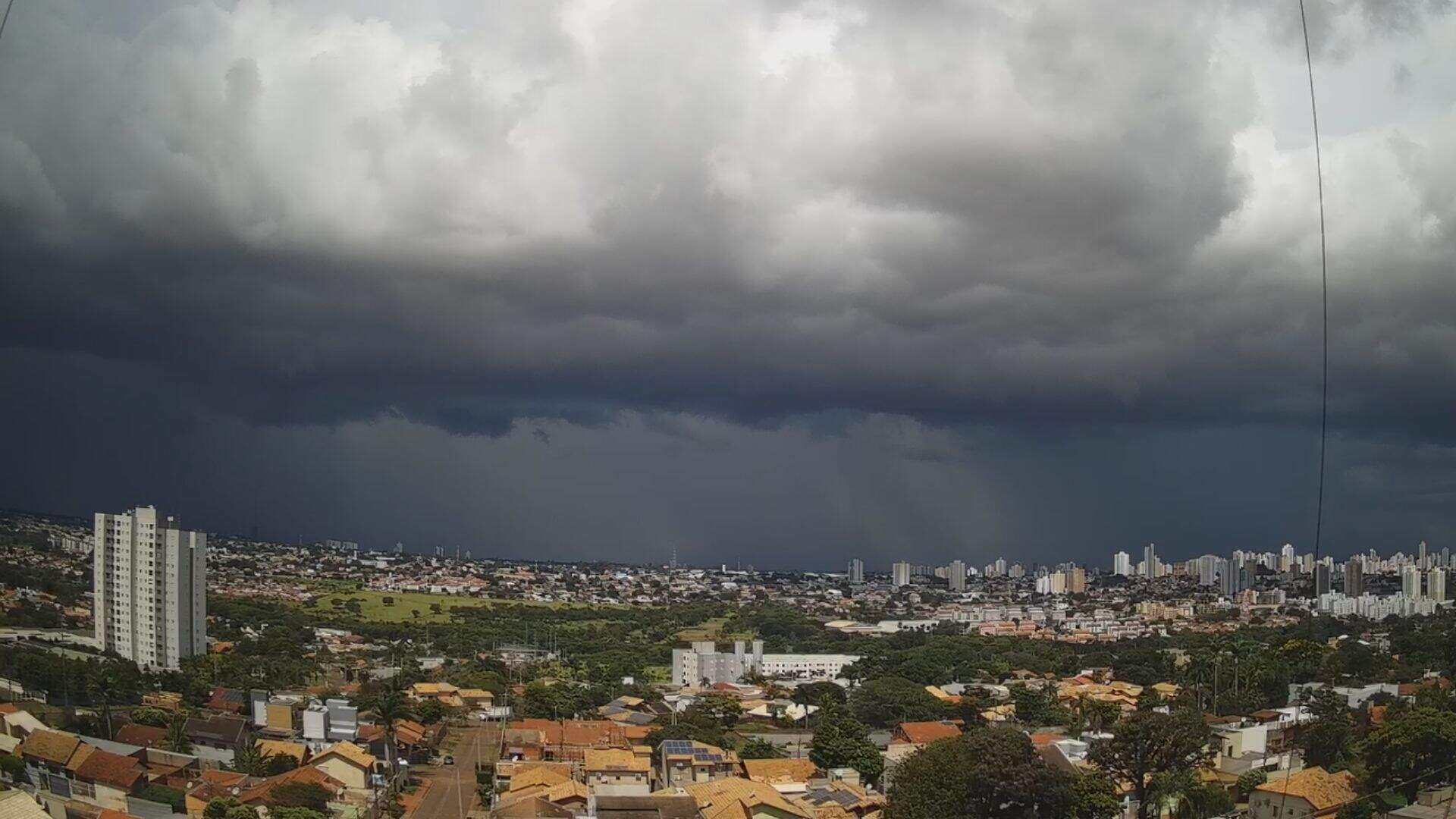 VÍDEO: Chuva forte atinge Campo Grande no início da tarde desta quarta-feira