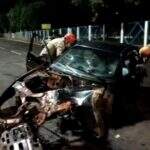 Motorista perde controle, bate em portão da UFMS e carro fica destruído em Campo Grande