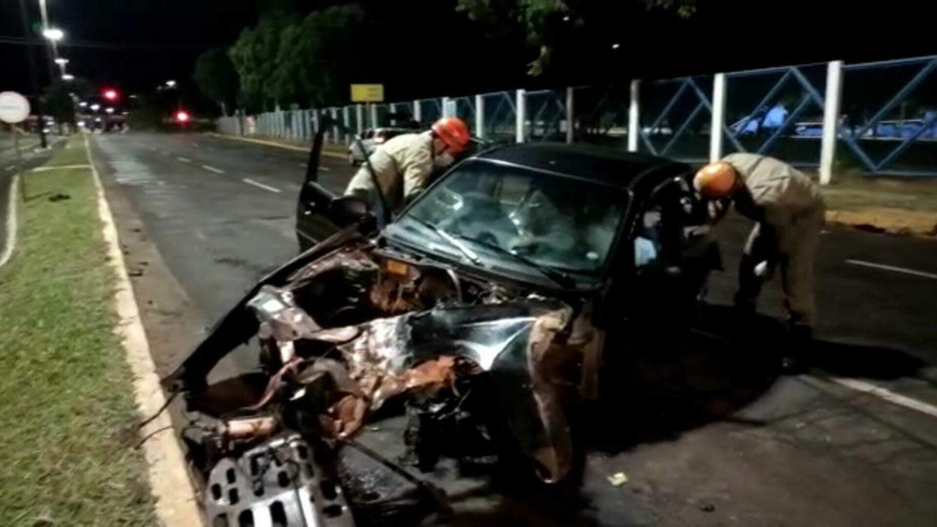 Motorista perde controle, bate em portão da UFMS e carro fica destruído em Campo Grande