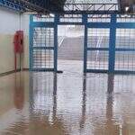 VÍDEO: Corredores e salas de aula ficam alagados com a chuva na UFMS