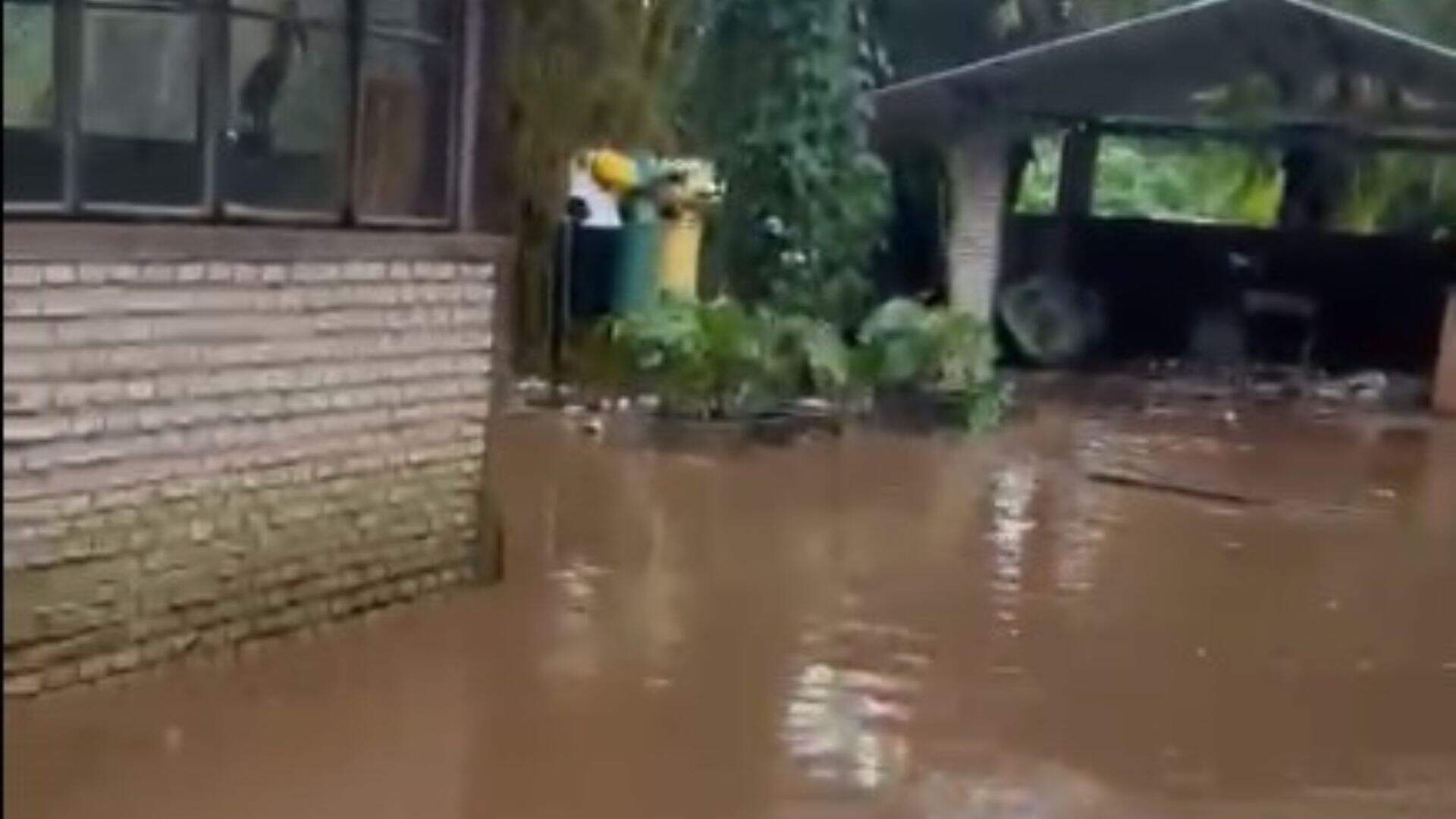 VÍDEO: Atrativo turístico de Coxim, restaurante fica inundado após nível do rio subir
